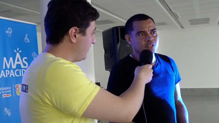 Fotografía: Alexis José Duran Sánchez, junto a un periodista que le realiza una entrevista.